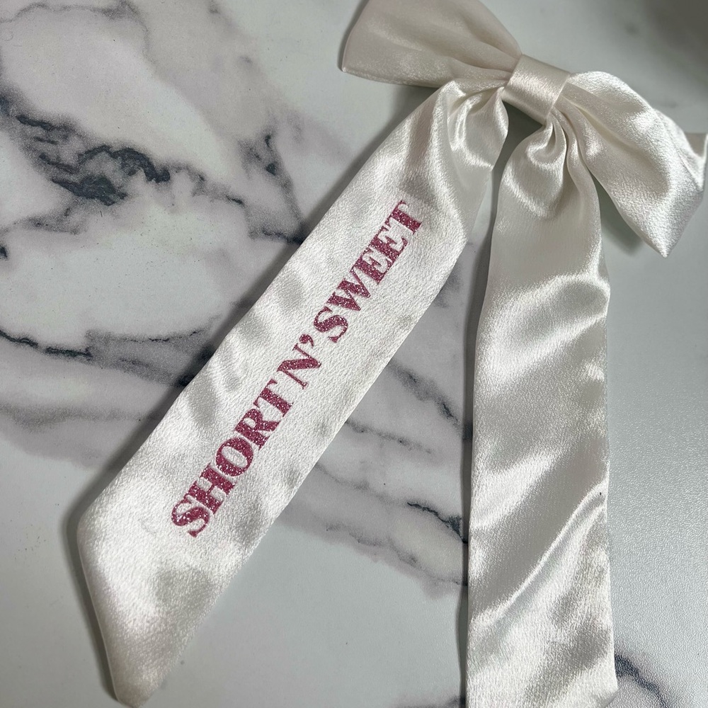 Sabrina carpenter short N sweet tour hair bow